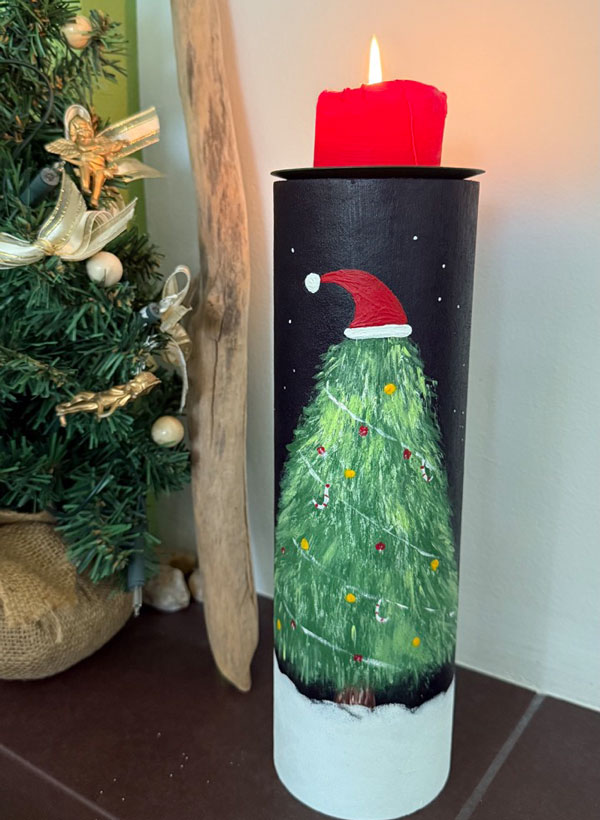 Zylin Deko-Röhre Baum mit roter Mütze