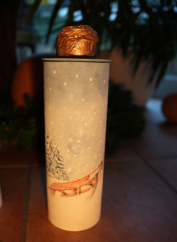 Zylin Deko-Röhre blaue Serie Schlitten im Schnee